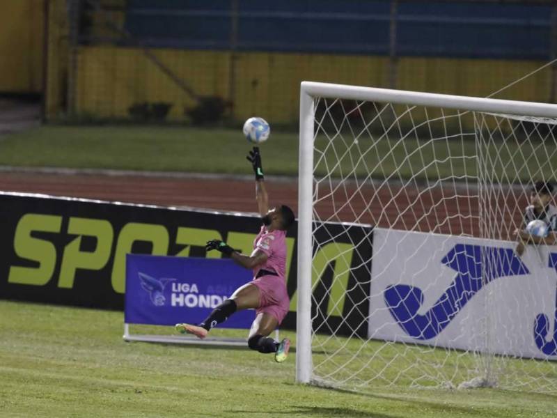 El portero Javier Orobio no pudo parar el disparo de Alexy Vega.