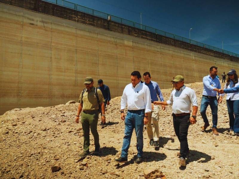 El alcalde Juan Diego Zelaya y otros funcionarios durante un recorrido por la represa Los Laureles.