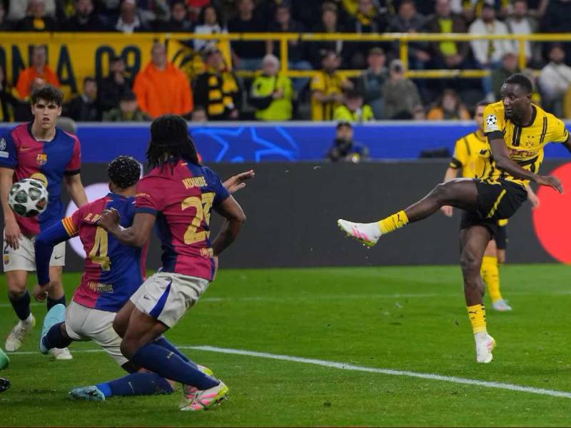 Serhou Guirassy marcando su tercer gol del partido y el 3-1 del Borussia Dortmund.