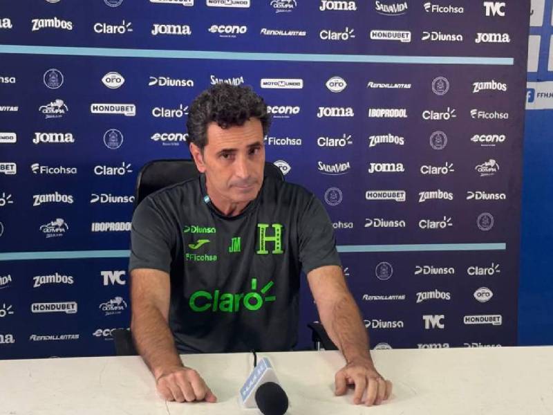 El técnico español dejó claro que sus decisiones responden a criterios deportivos y a la valoración que realiza de cada futbolista de cara al nuevo proceso de la Bicolor.