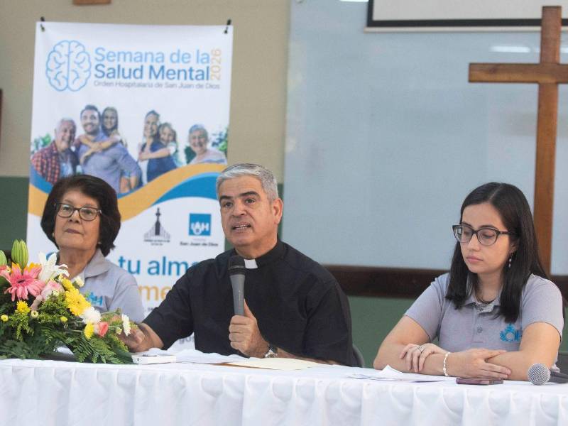 El padre Fausto Henríquez brinda detalles de la Semana de la Salud Mental durante conferencia de prensa.