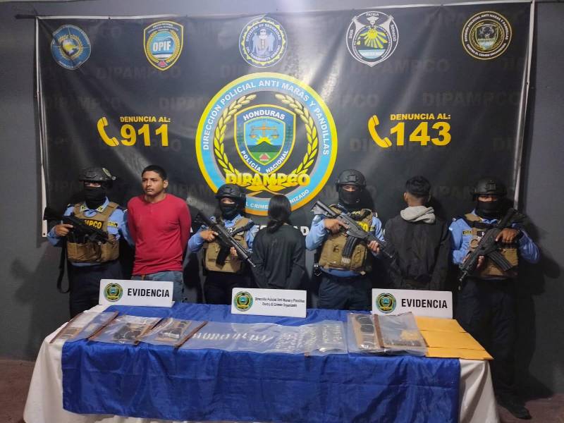 Durante la acción policial se logró el decomiso de dos armas de fuego tipo pistola, munición de uso prohibido, supuesta cocaína, piedra de crack y varios teléfonos celulares