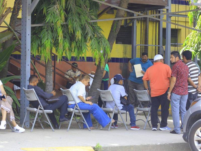 Desde horas de la madrugada, los usuarios hacen fila para realizar sus trámites y aseguran que las largas esperas les hacen perder una jornada laboral debido a la tardanza en la atención.