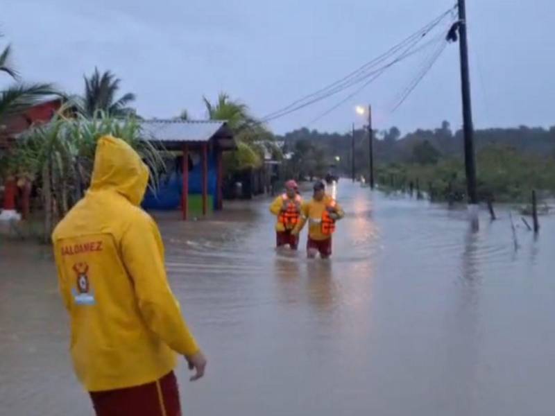 Las intensas lluvias provocadas por un frente frío afectaron la zona norte de Honduras, generando una serie de emergencias que se extendieron hasta este martes en varios departamentos del país.
