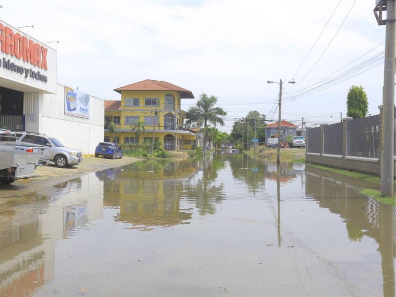 Alrededor de cuatro cuadras permanecen afectadas por las inundaciones, dificultando el paso de peatones y el acceso a las viviendas. La acumulación de basura también genera malos olores en el sector.
