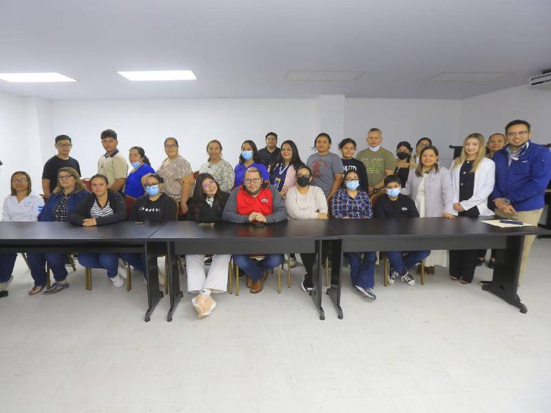 Los doctores Arnold Reyes, Paola Bonilla y la nutricionista Fernanda Díaz junto al grupo de pacientes que particparán en esta primera etapa del programa.