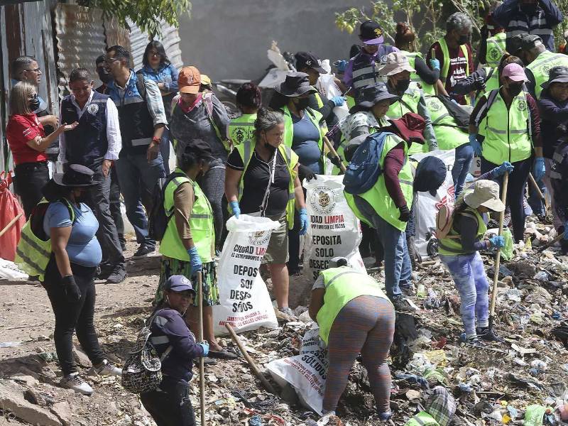 Parte de los insumos donados por Didemo Honda e Inplasa fueron destinados a apoyar las labores de limpieza del botadero clandestino ubicado en la colonia Soto, contribuyendo a la recuperación de este sector de la capital.