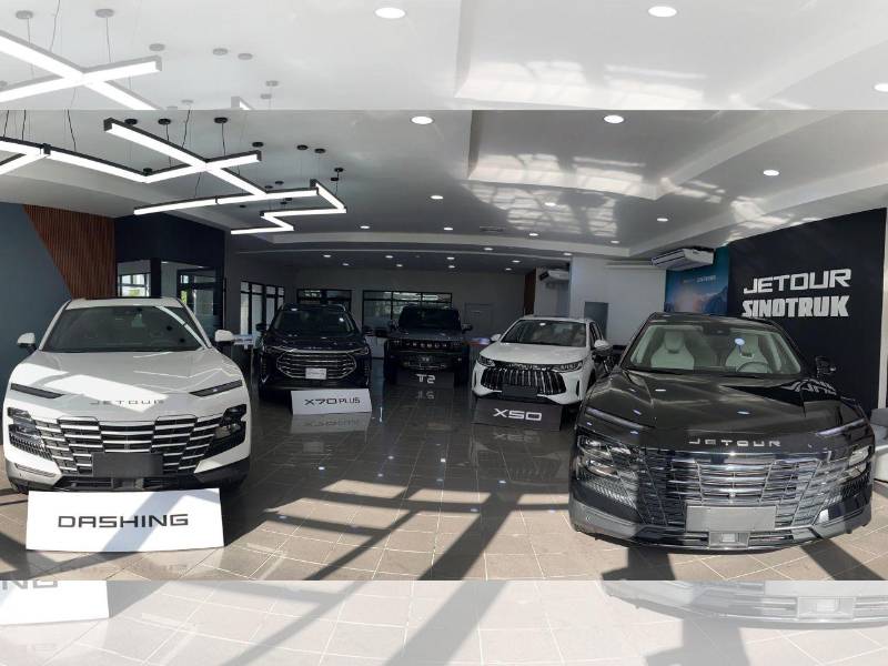 La sala de ventas de Jetour Honduras ofrece un espacio moderno y acogedor, donde los clientes reciben atención personalizada.