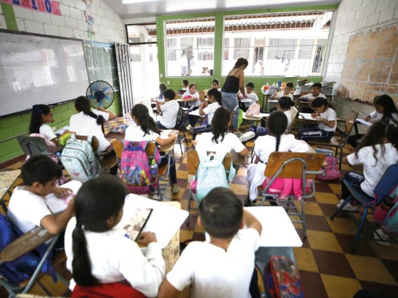 Más de 1.2 millones de estudiantes figuraban entre los beneficiarios previstos. A pocas semanas del cierre escolar, maestros cuestionan el destino de los recursos y reclaman explicaciones a las autoridades.