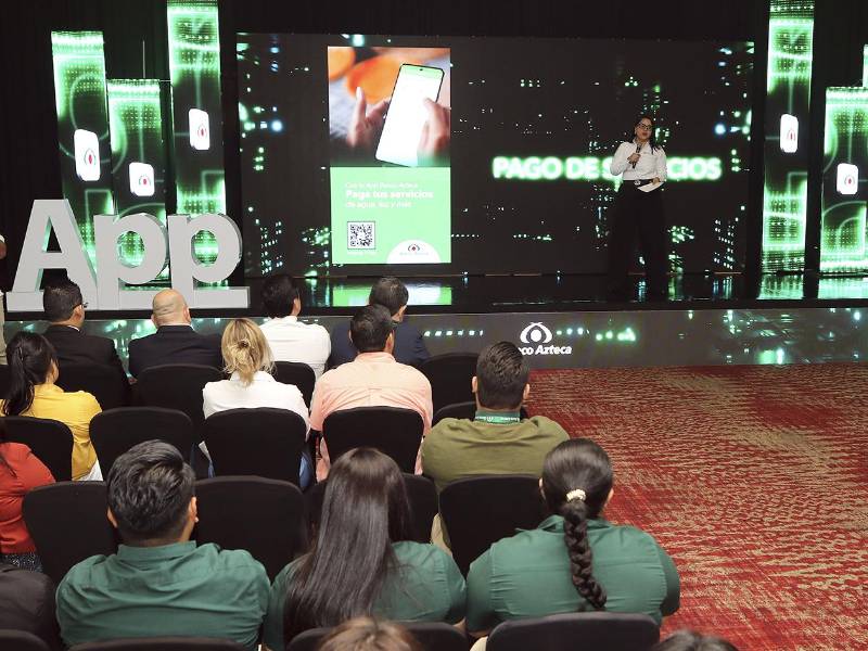 Alexandra Cerrato, Gerente de Banca Digital de Banco Azteca Honduras muestra las nuevas funcionalidades que optimizan la experiencia del usuario.