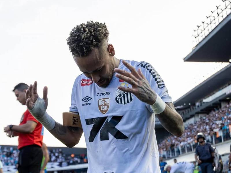 Neymar se ha lesionado con el Santos de Brasil.