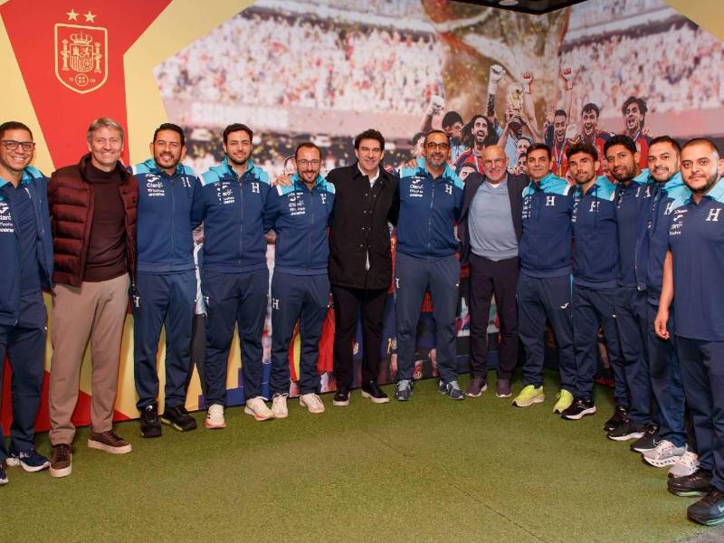 La delegación catracha sostuvo una importante reunión con la Real Federación Española de Fútbol (RFEF) en Madrid donde estuvo presente Luis de la Fuente, DT de la selección nacional de España.