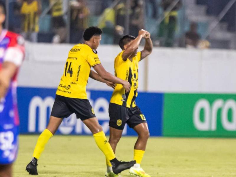 Bryan Moya siendo felicitado por su compañero Baptiste.