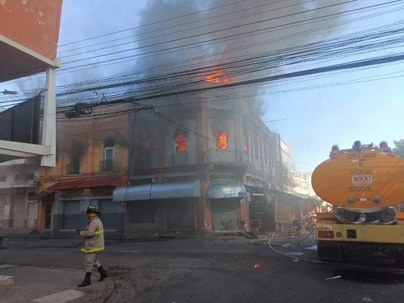 El incendio se registró en la ocho calle, tercera avenida de San Pedro Sula.