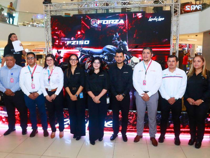 Ejecutivos de Megamall y Lady Lee presentes en el lanzamiento de las nuevas motocicletas FORZA.