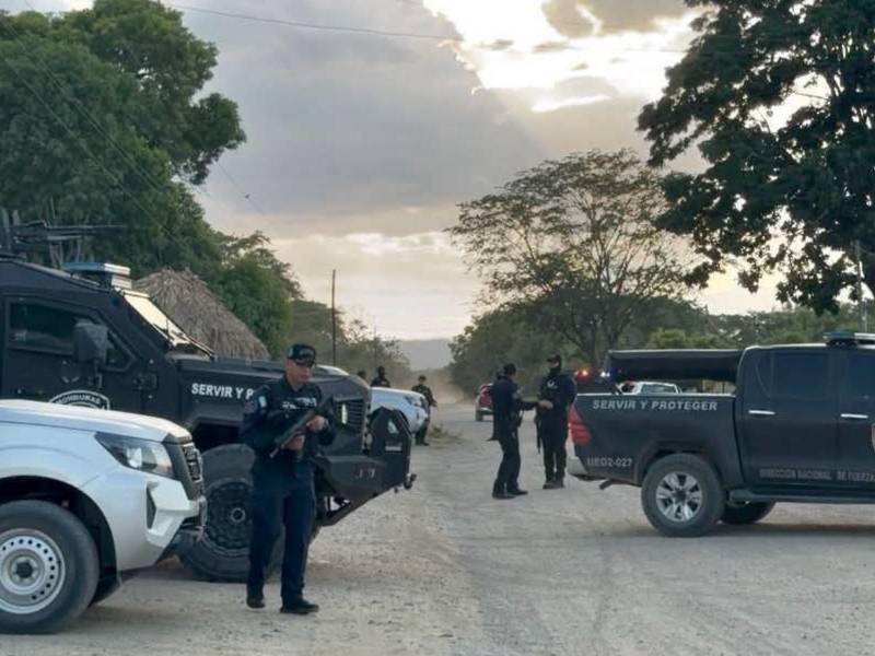 Durante el operativo, la Policía Nacional, con el apoyo de efectivos de las Fuerzas Armadas, logró incautar un importante lote de armas.