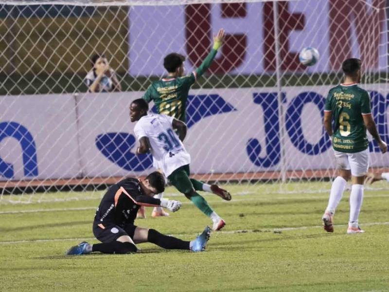 Edwin Solani Solano celebra después de vencer a Jonathan Rougier para el 0-1 del Platense contra Marathón.