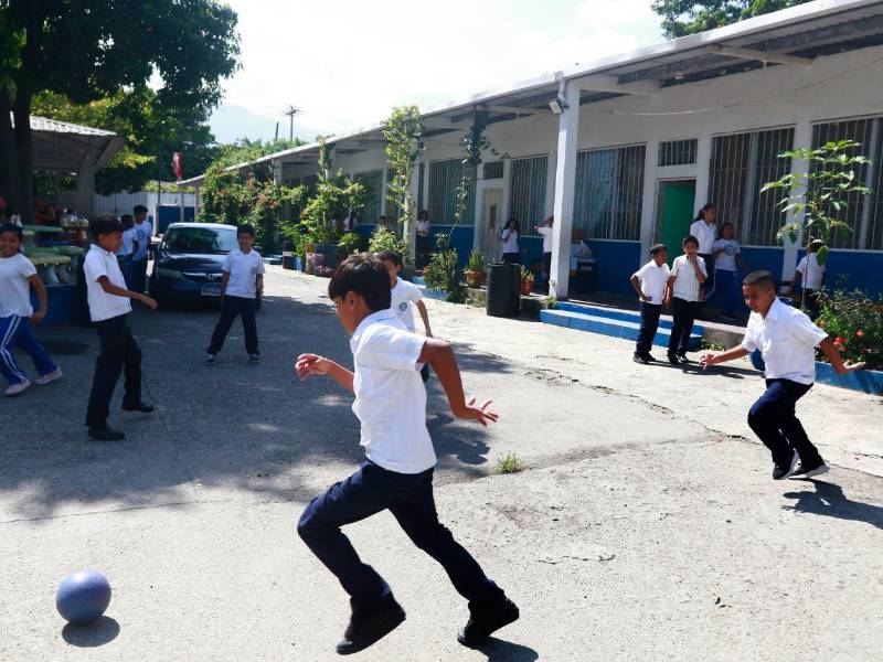 Estudiantes del centro Lila Luz de Maradiaga juegan durante el recreo.