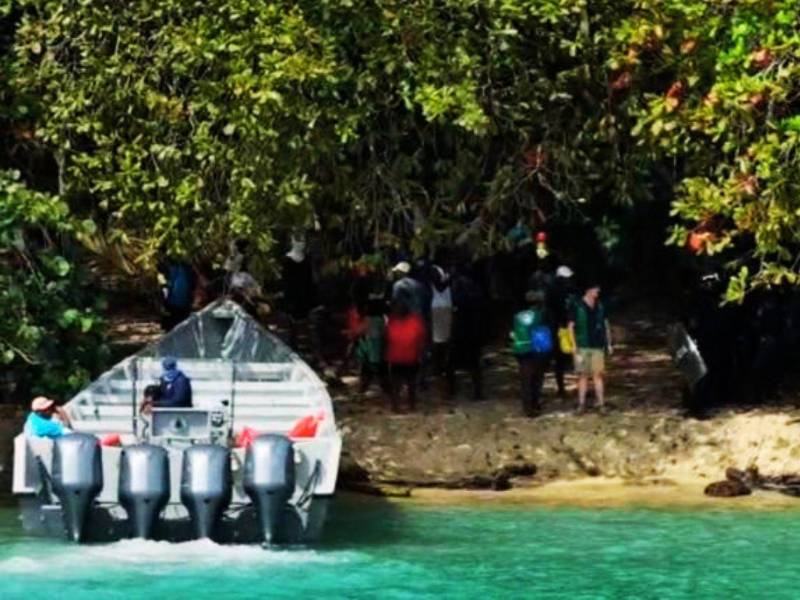 Un grupo de garífunas que se opone al evento televisivo llegaron a colocar un campamento a Cayo Menor para impedir que se grabe, incluso han tenido enfrentamientos con la policía.