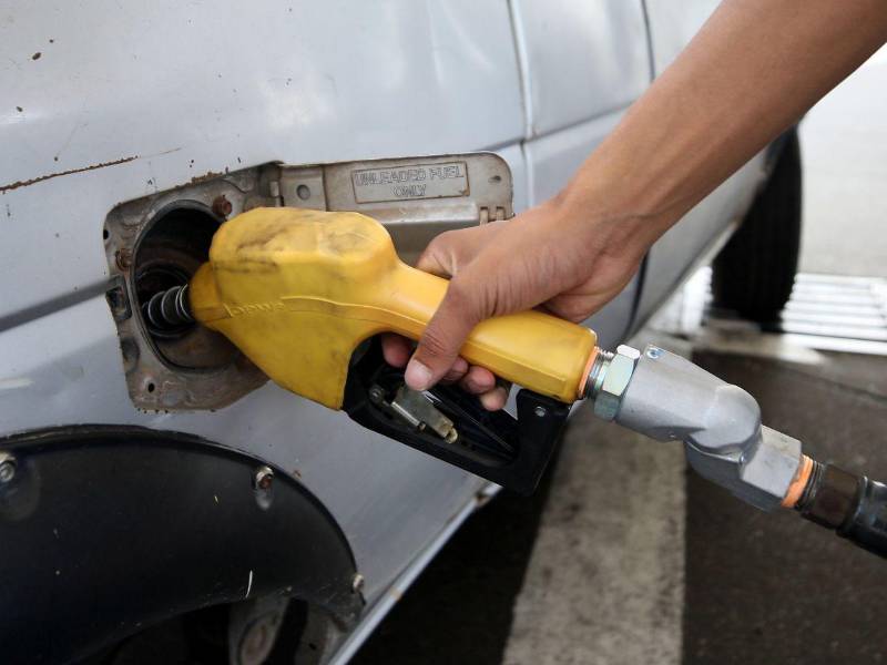 Los transportistas esperan que el precio de la gasolina y el diésel experimente una baja sustancial en las próximas semanas por la caída del barril de petróleo en el mercado internacional.