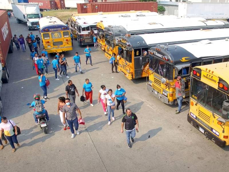 Trabajadores de las empresas maquiladoras de la costa norte dicen que el salario que reciben no les permite cubrir los gastos básicos.