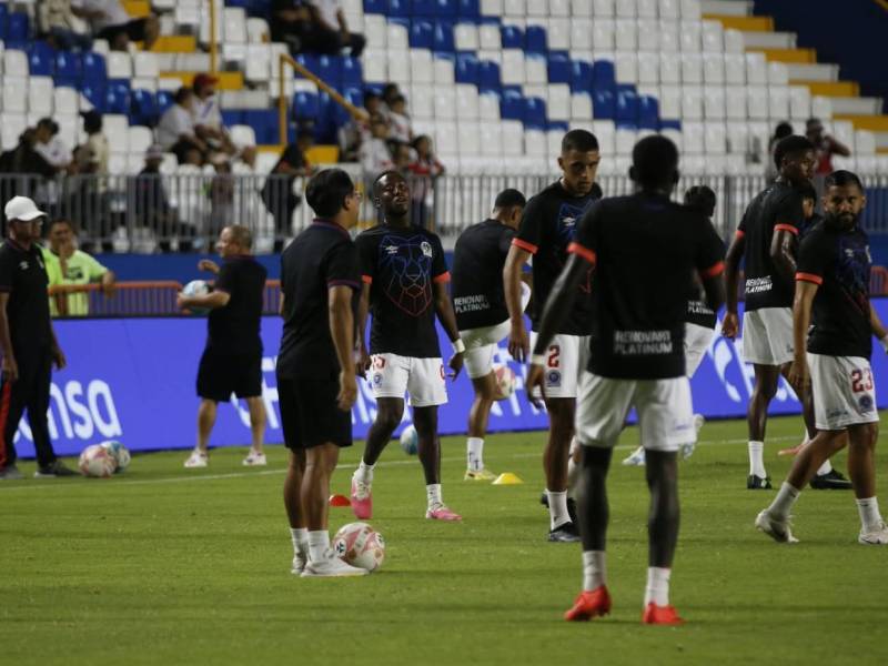 Jugadores del Olimpia realizando ejercicios de calentamiento.