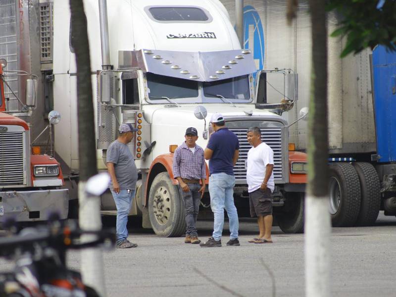 Conductores de camiones mientras esperan que los tramitadores realicen las gestiones sobre la mercancía que transportan en aduana de Corinto.