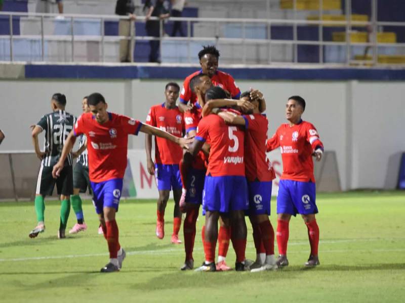 Los jugadores del Olimpia celebrando el tercer gol marcado por José Mario Pinto ante Juticalpa FC.