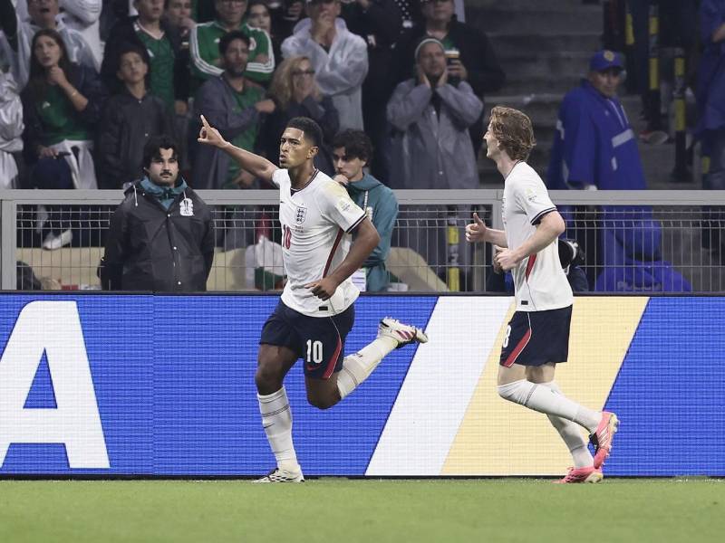 Jude Bellingham celebrando uno de sus goles contra México en el estadio Azteca.