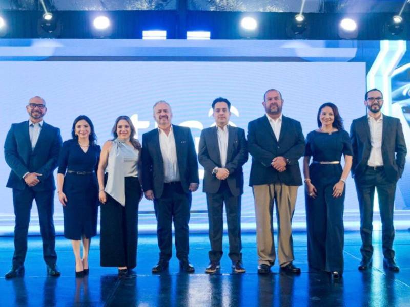 Ejecutivos de Tigo Honduras presentes en la celebración de 30 aniversario de la empresa líder en telecomunicaciones en el país.