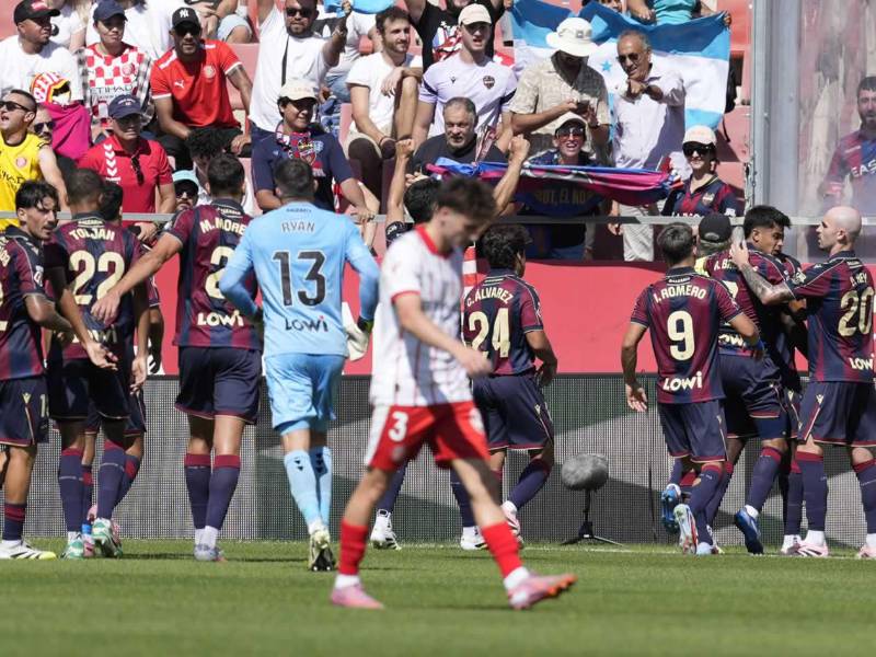 Los jugadores del Levante celebran el gol de Etta Eyong contra el Girona.
