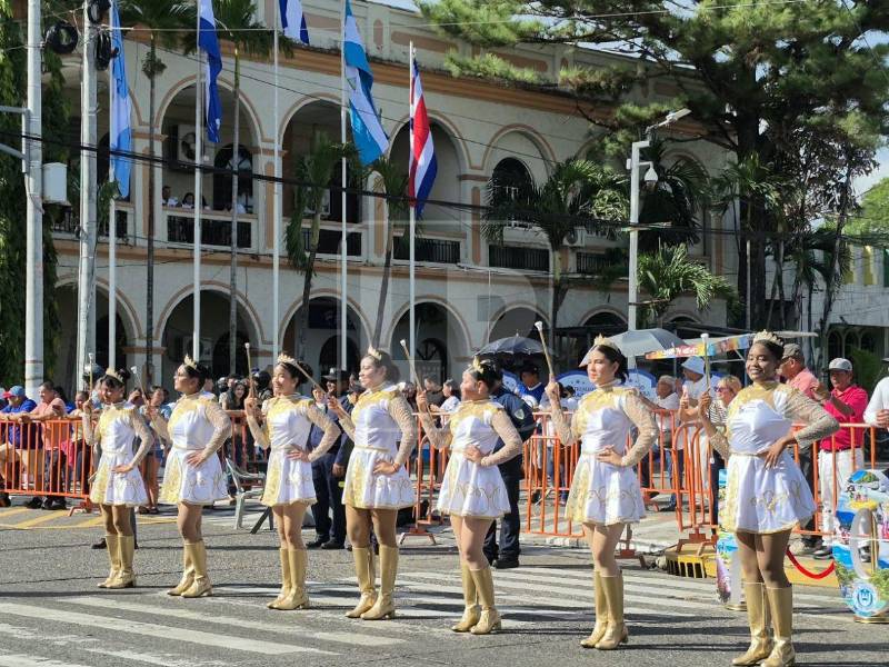 Las palillonas engalanaron los desfiles patrios en La Ceiba con sus uniformes blancos y detalles dorados, durante la celebración del 205 aniversario de independencia.