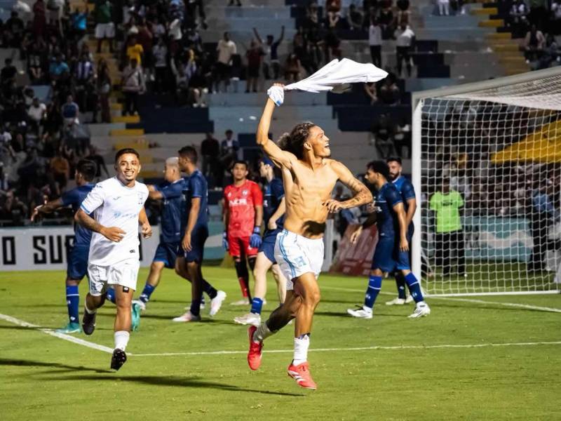 Jon Z se quitó la camiseta para celebrar du doblete contra Alajuelense.