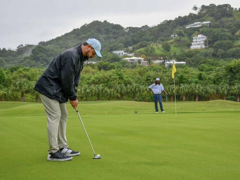 Los golfistas mostraron su precisión y pasión por este deporte.