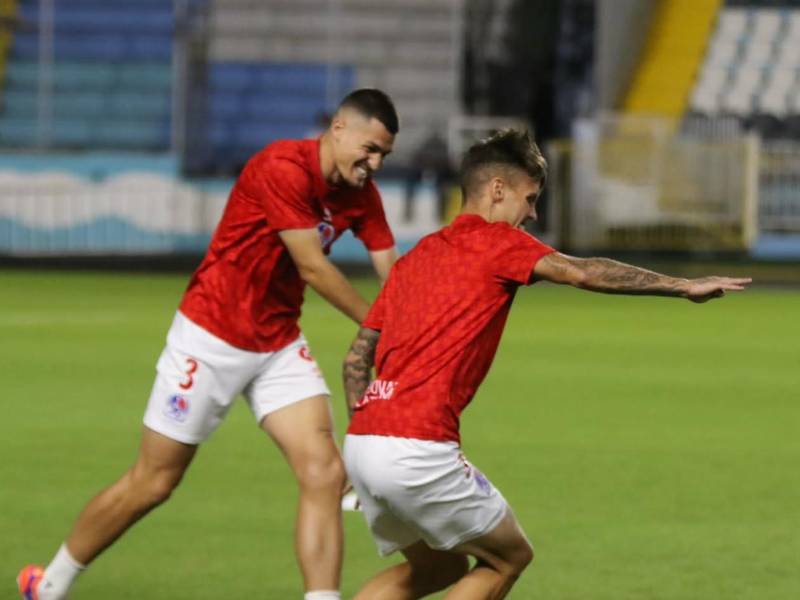 Jugadores del Olimpia realizando ejercicios de estiramiento.