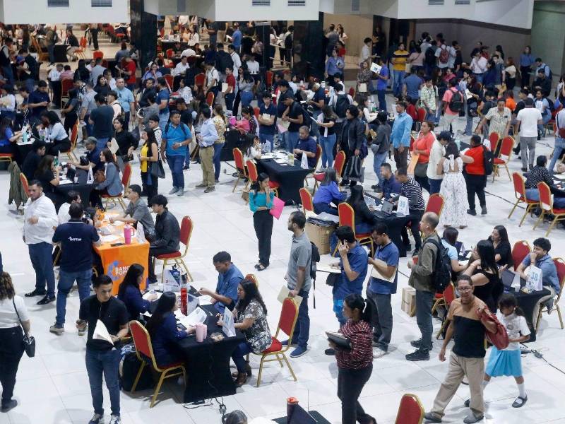 El sector privado concentra más de la mitad de los empleos. Los ingresos laborales aumentaron 6.9% y persisten diferencias importantes entre los hogares urbanos y rurales. En la imagen, una feria de empleo realizada en Expocentro, SPS.