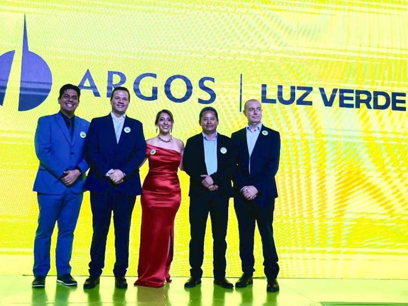 Ejecutivos de Argos Honduras durante la presentación oficial de la nueva imagen corporativa, destacando la visión renovada y el compromiso con la sostenibilidad.
