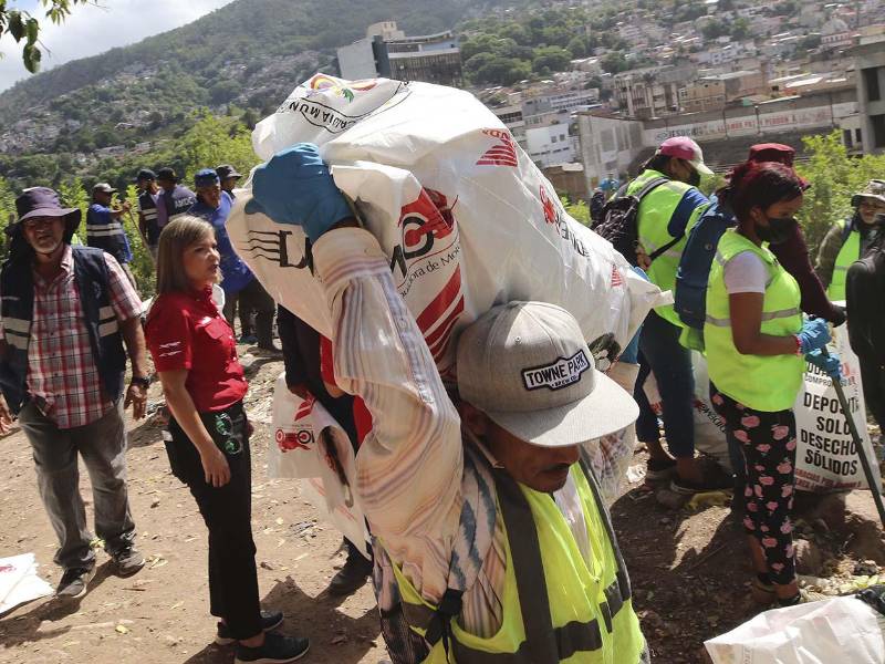 La donación contribuirá al trabajo que realizan diariamente las cuadrillas de limpieza de la AMDC para mantener calles, barrios, colonias y espacios públicos en mejores condiciones para los capitalinos.