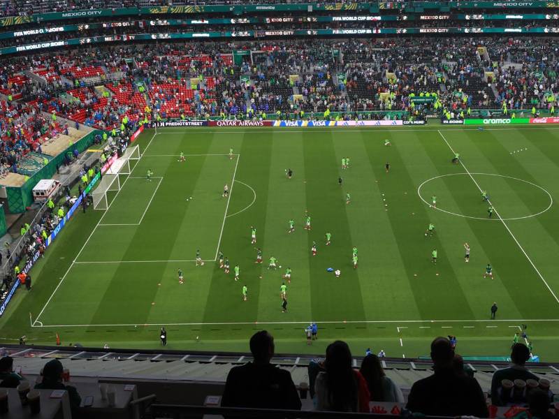 Debido a las condiciones climatológicas, el juego entre México e Inglaterra se retrasa en el estadio Azteca.