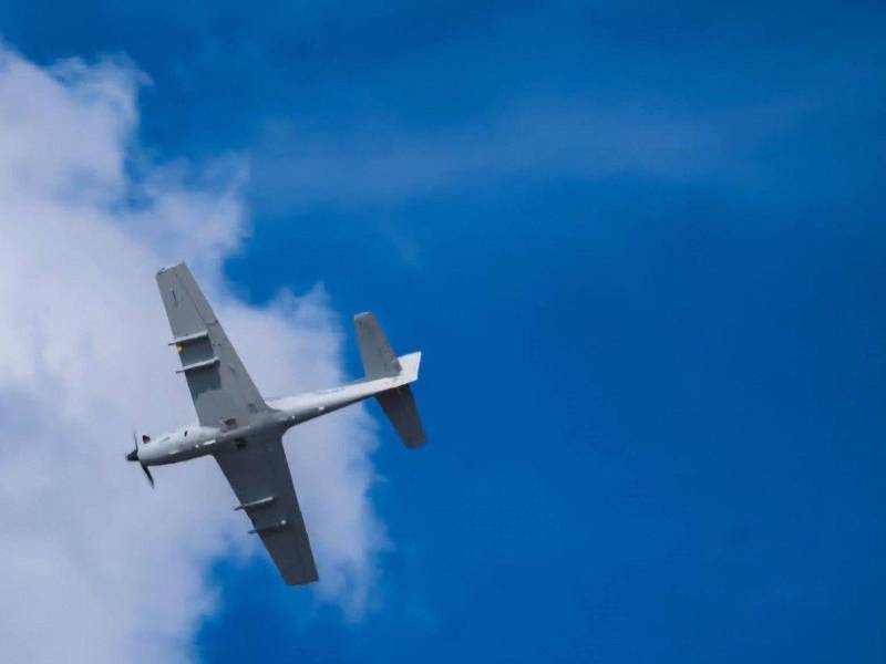 <b>Honduras</b> volvió a poner la mirada sobre el A-29 Super Tucano, una aeronave de fabricación brasileña que fue traída a demostración al país como parte de una evaluación orientada a fortalecer la vigilancia, el control y la protección del espacio aéreo nacional. En la foto, el <b>Tucano T27 de la Fuerza Aérea</b> que fue reportenciado por la empresa Embraer de Brasil.