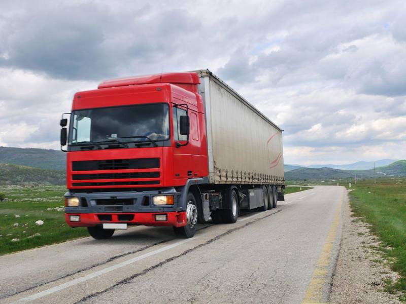 Un hombre es capturado en Estados Unidos por transportar a 42 migrantes en un camión.
