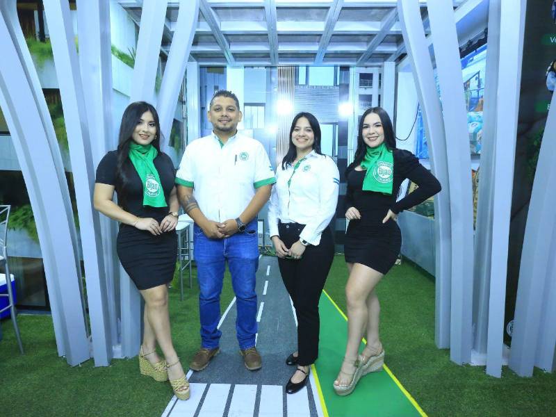 Cenosa fue reconocida por su constancia en Expoconstruye, con ocho participaciones consecutivas consolidando su presencia en la feria más importante del rubro.