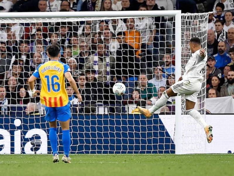 El zurdazo de Kylian Mbappé para el 2-0 del Real Madrid contra el Valencia.