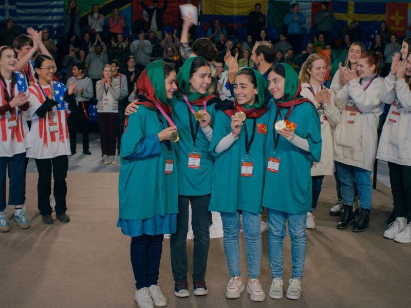 “Rompiendo reglas” está basada en la historia real del primer equipo de robótica femenino de Afganistán.