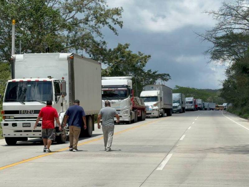 El transporte pesado lleva más de 24 horas varado, ya que las rutas alternas que se usan no son aptas para ellos.