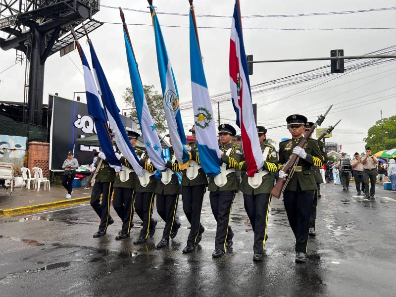 Los desfiles patrios en la Capital Industrial comenzaron a las 7:00 de la mañana en la avenida Circunvalación.