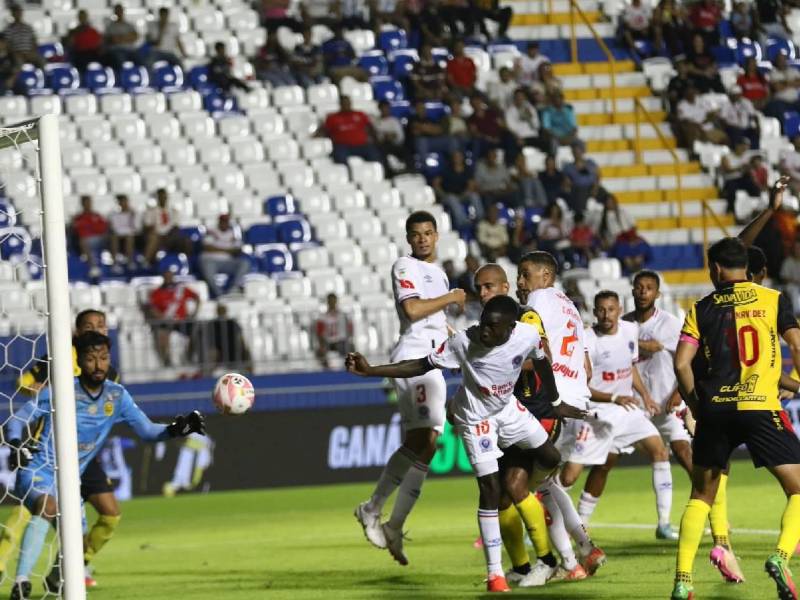 Olimpia y Real España se enfrentan en el estadio Nacional Chelato Uclés.