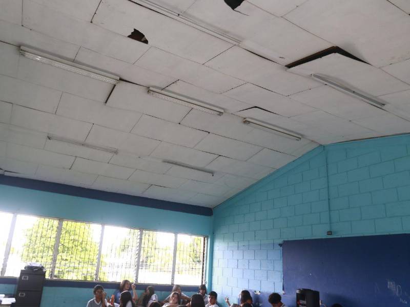 Varias aulas del centro Soledad Fernández presentan daño en el cielo falso.