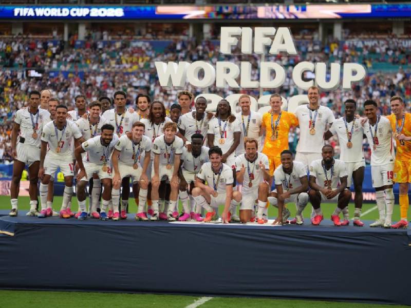 Jugadores de Inglaterra recibieron sus medallas por el tercer puesto obtenido en el Mundial 2026.