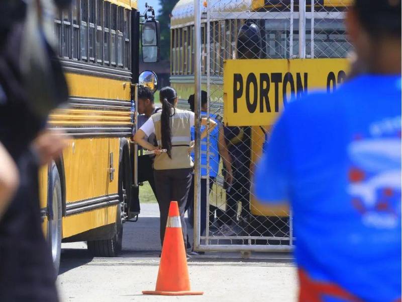 Migrantes retornados llegan a centro en San Pedro Sula, Honduras.